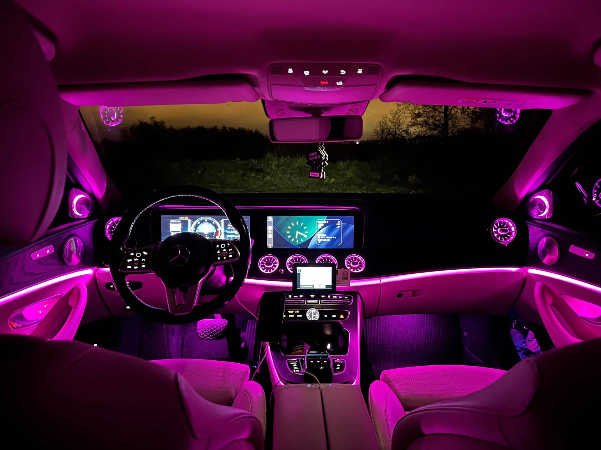 Interieur van Gooi & Vecht Taxi — Mercedes met sfeerverlichting